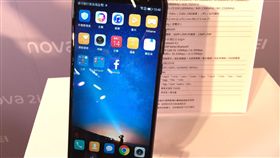 華為新手機配備超高屏占比華為14日在台發表全球首款4鏡頭全螢幕手機HUAWEI nova 2i，以5.5吋機身，納入5.9吋全螢幕，屏占比高達83%。中央社記者吳家豪攝　106年11月14日