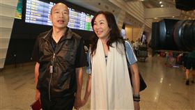 結束春節假期返台  韓國瑜：體力比較恢復高雄市長韓國瑜（左）與妻子李佳芬（右）7日晚間結束休假行程返台，他表示，這幾天利用自己的假期、陪著家人出國放鬆，感覺體力比較恢復。中央社記者邱俊欽桃園機場攝　108年2月8日