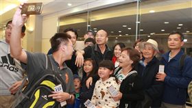 韓國瑜結束春節假期  返台展現高人氣高雄市長韓國瑜（後中）7日結束休假行程返台，一踏進國門後，受到不少旅客包圍，頻頻希望合影，展現高人氣。中央社記者邱俊欽桃園機場攝　108年2月8日