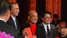 蘇揆新莊慈祐宮添香油錢行政院長蘇貞昌（右3）6日到新北市新莊慈祐宮上香，致贈香油錢。他說，國泰民安是他在行政院該做的事情，希望新的一年媽祖保佑台灣國泰民安。中央社記者黃旭昇新北攝  108年2月6日