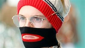 義大利精品GUCCI近期推出了一款黑色高領毛衣，不僅標榜領口能遮住臉，而且還特別設計「紅色的大嘴唇」，原以為走在時尚尖端，但這樣設計可觸及了敏感的歧視議題。（圖／翻攝自@wwd
推特）