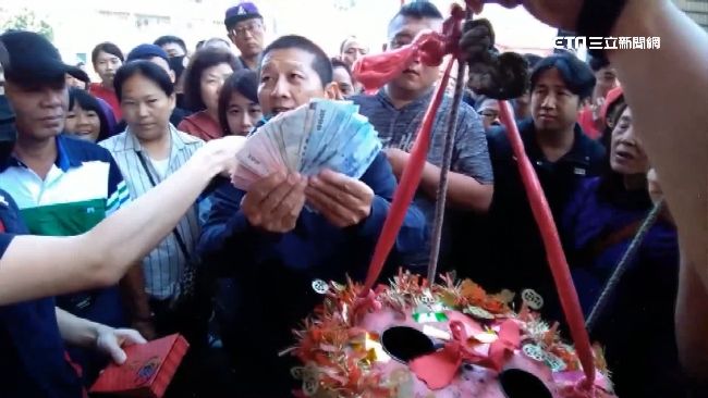 大炮彩蛋送現金　財神廟信徒搶成一團