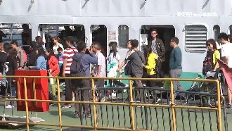 旗津輪渡人潮擠　排1.5小時才搭到