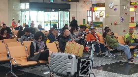 澎湖機場現人潮  海空疏運返台