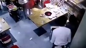 中國大陸,湖南,服務員腳滑意外燙傷男童(https://www.youtube.com/watch?v=cDZZTgva8ss)