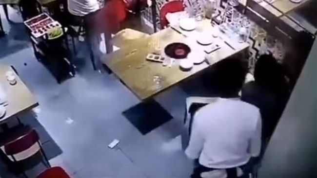 服務生砸麵擊退奧客！老闆發獎金力挺