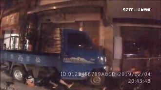 騎士除夕夜摔車卡車底　9人扛車救援