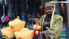 鍾天受邀扮包公送民眾發財錢母。（圖／創藝文樺提供）