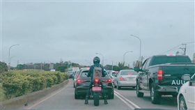 紅牌,重機,鑽車縫,排隊。翻攝自爆廢公社二館