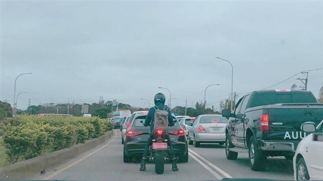 重機不鑽車縫被讚　一張照片引發論戰