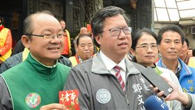 華航機師罷工  鄭文燦：盼勞資會議桌上折衝桃園市機師職業工會華航分會宣布8日清晨6時啟動罷工，桃園市長鄭文燦（左2）希望雙方將問題「放到會議桌上互相折衝」，達成最後的共識。（桃園市政府提供）中央社記者邱俊欽桃園傳真　108年2月8日