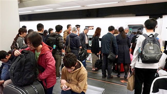 初五北返人潮擠爆高鐵站　急加3班車