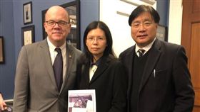 ▲李凈瑜與美國民主黨眾議員麥考文會面。（圖／翻攝自臉書尋找李明哲）