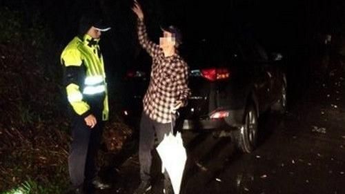 恐怖！開車遇「少年招手」害卡山溝