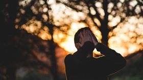 男人,哭泣,傷心,難過(示意圖/PIXABAY)