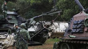 搶修悍馬車 官兵協力更換料件國軍「反擊再戰整備演練」17日在台中進行，並進行野戰搶修演練，由於悍馬車傳動軸毀損，官兵進行更換，確保在最短時間內可重回戰場。中央社記者游凱翔攝 108年1月17日
