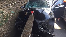 嘉義,阿里山,BMW,車禍,護欄,車頭全毀。翻攝畫面