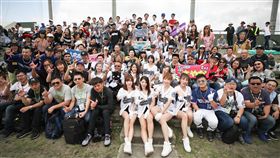 桃猿戰羅德　球迷賣力加油（1）邁入第4屆的中職Lamigo桃猿與日職千葉羅德海洋隊的「亞洲門戶交流戰」，9日進行首戰，許多台灣球迷到石垣島為球員加油打氣。中央社記者張新偉石垣島攝　108年2月9日