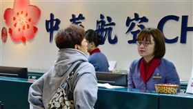 華航機師罷工第2天  地勤票務一樣忙華航機師罷工進入第2天，桃園機場9日並未出現旅客大排長龍狀況。華航地勤人員與平常一樣忙碌處理票務及轉乘問題。中央社記者黃旭昇桃園機場攝  108年2月9日