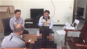 奇寶恐龍,黃偉哲,吐口水,警方　圖／翻攝照片