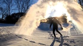 極地渦旋,滾水挑戰,遊戲,燙傷,熱水,風向,受傷,治療　圖／翻攝自YouTube 