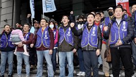 華航勞資協商  機師工會會員赴交通部（2）華航機師罷工進入第2天，9日下午在交通部舉行勞資協商，桃園市機師職業工會會員聚集在交通部前，呼口號表示立場，並等待協商結果。中央社記者吳翊寧攝  108年2月9日