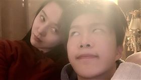 范冰冰與弟弟范丞丞頭靠頭翻白眼合照相當逗趣。（圖／翻攝自微博）