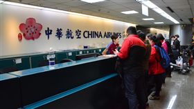 機師罷工  華航桃園機場10日9航班取消桃園國際機場副總經理但昭璧9日晚間表示，華航機師罷工事件，10日仍有9個航班受影響而取消。圖為華航櫃檯人員辦理票務。中央社記者黃旭昇桃園機場攝  108年2月9日