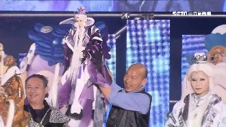 燈會開幕！韓國瑜手捧素還真邀賞燈