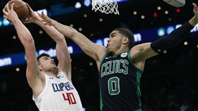 ▲從湖人交易到快艇的Ivica Zubac（左）先發拿下12分9籃板。（圖／美聯社／達志影像）