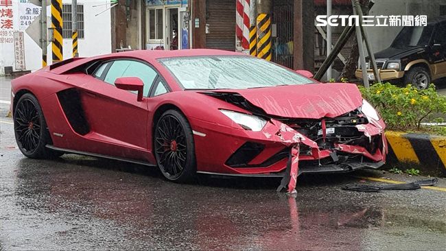 29歲駕駛自撞…2700萬牛王爛了