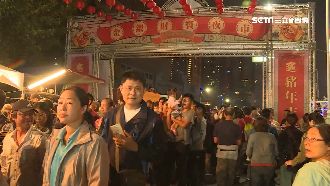 燈會熄燈攤販不甩　手機開燈繼續賣