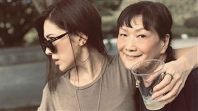 許瑋甯得好肌膚與臉蛋都遺傳自母親的優良基因。（圖／翻攝自IG）