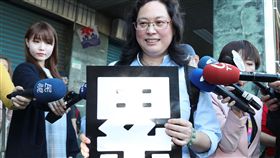 現身勞團遊行　賴香伶：以市民身分到場勞工團體23日發起反對勞基法修惡大遊行，台北市勞動局長賴香伶（中）到場並受訪表示，是以市民身分表達支持。中央社記者張皓安攝  106年12月23日