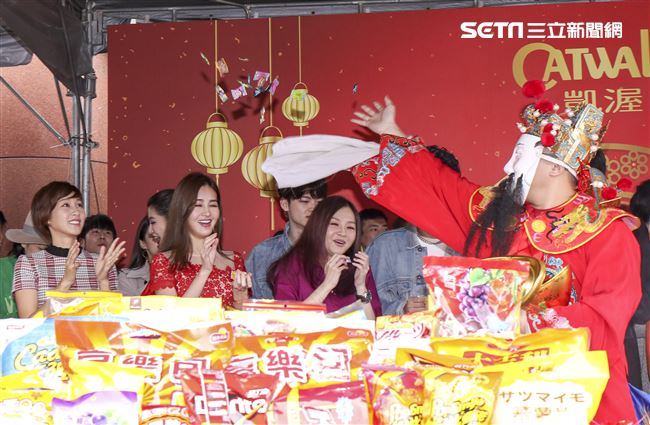 2019凱渥開春團拜，財神爺撒糖。（記者林士傑/攝影）