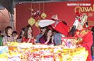 2019凱渥開春團拜，財神爺撒糖。（記者林士傑/攝影）