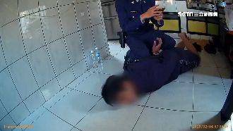 初二嚇住戶！男撞攤商再闖民宅揮刀