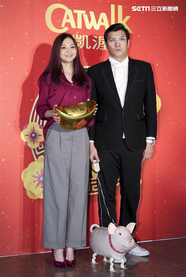 2019凱渥開春團拜，董事長吳鋒、花花(張嘉雲)。（記者林士傑/攝影）