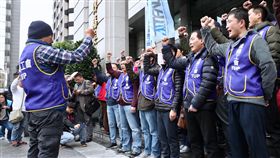 華航勞資協商  機師工會會員赴交通部（1）華航機師罷工進入第2天，9日下午在交通部舉行勞資協商，桃園市機師職業工會會員聚集在交通部前，齊呼口號表達訴求。中央社記者吳翊寧攝  108年2月9日