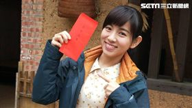 米可白大年初六開工，樂領劇組紅包。（圖／台視提供）