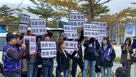 華航機師罷工　航班人力勞方退讓仍無共識機師工會華航分會啟動罷工進入第3天，機師工會理事長李信燕（前中）10日表示，主張飛時7小時以上航班派遣3人部分，華航堅守用飛行時間，工會則主張採用包含執勤前報到準備與飛機降落後等相關工作的飛航執勤時間，後來勞方退讓願以飛行時間計算，但仍無共識而破局。中央社記者龍柏安攝　108年2月10日