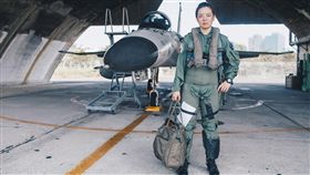 國軍首例 郭文靜從士兵變IDF女飛官（1）空軍中尉郭文靜以志願士兵身分入伍，去年完成訓練，為IDF經國號戰機再添一位生力軍；她是國軍首位由士兵轉服二代機的女性飛行員。（軍聞社提供）中央社記者侯姿瑩傳真 108年2月10日