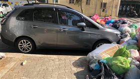 汽車違停遭居民用「垃圾活埋」。（圖／翻攝自爆廢公社）