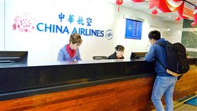 機師罷工爭議多　華航地勤不滿反彈（2）華航員工內部社群軟體上10日流傳署名為深愛公司，也深愛台灣這塊土地的華航員工的一則訊息，內容表示，對於桃園市機師職業工會在春節旺季期間，利用綁架整個社會的卑劣手段，主導華航機師罷工的做法，他們不想再沉默。中央社記者吳睿騏桃園機場攝　108年2月10日