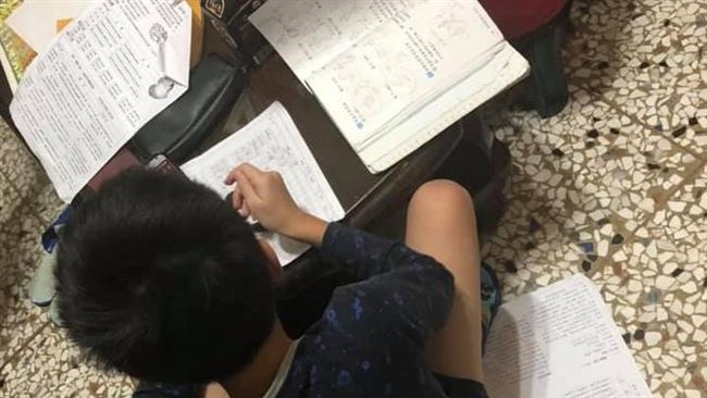明開學小孩狂趕作業　網：以前都這樣