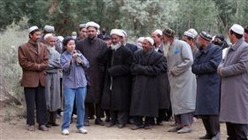 北京當局在新疆對維吾爾族人的鎮壓引起國際持續關注。據美國紐約時報，官方在新疆設立的集中營關押了許多著名維吾爾族知識分子和專業精英，此舉凸顯中國政府試圖消滅維族的文化認同。熱依拉·達吾提（Rahile Dawut）（左三）是一名維族學者，也是這些失蹤學者中最知名的一位。（圖／翻攝自@Realtalk_GV_OG推特）