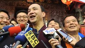 韓國瑜后羿射日說　朱立倫：這樣做是促進黨團結有意參選2020總統的前新北市長朱立倫（中）27日到新北市中和參拜廣濟宮等廟宇，他對高雄市長韓國瑜「后羿」說法表示，很謝謝韓國瑜，如果能這樣做就是促進國民黨團結。中央社記者王鴻國攝　108年1月27日