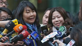 機師工會回應華航機師罷工爭議（2）華航勞資溝通沒結果，交通部官員說，華航同意工會疲勞航班增加人力派遣，但對於工時的認定，無法接受工會臨時變掛，交通部也不認同。機師工會理事長李信燕（右）與機師工會副理事長陳蓓蓓（左）10日出面回應。中央社記者徐肇昌攝　108年2月10日