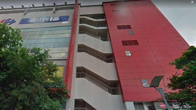 量販店命案！男子墜7樓逃生梯爆頭亡