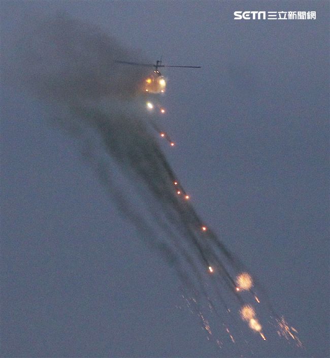 陸航AH-1W眼鏡蛇攻擊直升機實施火箭對灘岸火殲暨反擊作戰。（記者邱榮吉/台中拍攝）